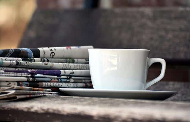 Noticias de actualidad de Lloret de Mar. Periódicos en papel con taza de café