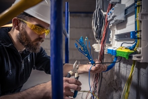 Claves para distinguir el trabajo de un buen profesional electricista