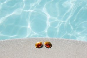 Agua cristalina todo el año: los imprescindibles para cuidar tu piscina