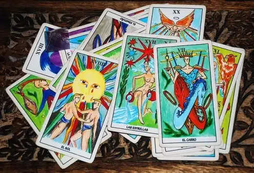 El papel de los algoritmos en herramientas de orientación y entretenimiento. Cartas del tarot