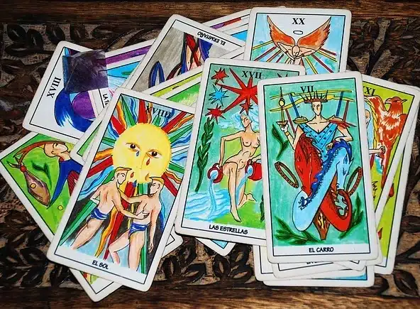 El papel de los algoritmos en herramientas de orientación y entretenimiento. Cartas del tarot